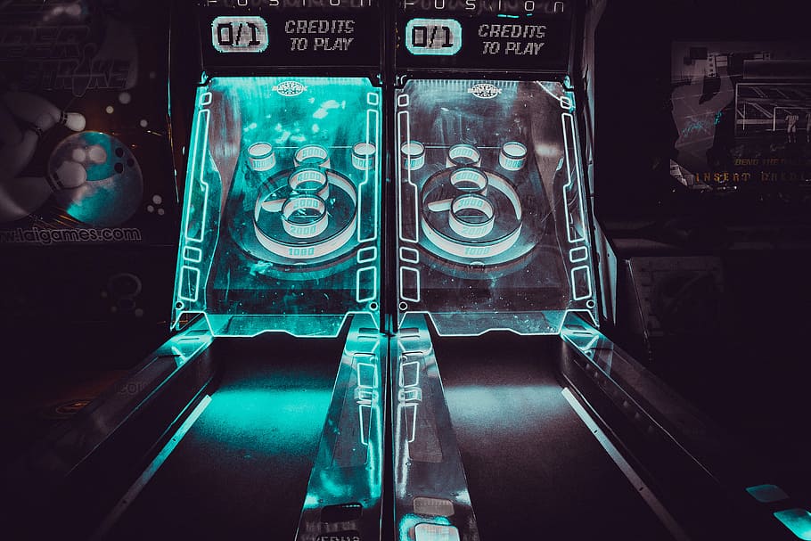 dos, negre i blau, encès, taules de skeeball, convertit, joc d'arcade lleuger, màquina, arcade, joc, jocs, jugar, cap gent, tecnologia, text, il·luminat, transport, vidre - material, a l'interior, interior del vehicle, comunicació, manera de transport, guió occidental, transport públic, transparent, ciutat, arquitectura, primer pla, maquinària, tren, transport per ferrocarril, representació, 4K