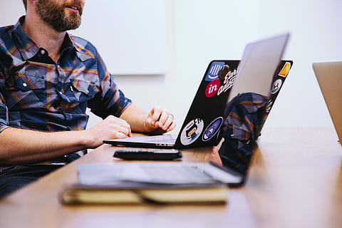 Mann, Sitzung, Vorderseite, Laptop, Stuhl, Tabelle, gegenüber, Laptop-Computer, Schreibtisch, Arbeiten, Computers, Computer, Technologie, Erwachsene, Männer, eine Person, kabellose Technologie, drinnen, Kommunikation, Verbindung, Geschäft, digitale Tablette, Möbel, Legere Kleidung, Hemd, mit laptop, 5K, CC0, gemeinfrei, lizenzfrei