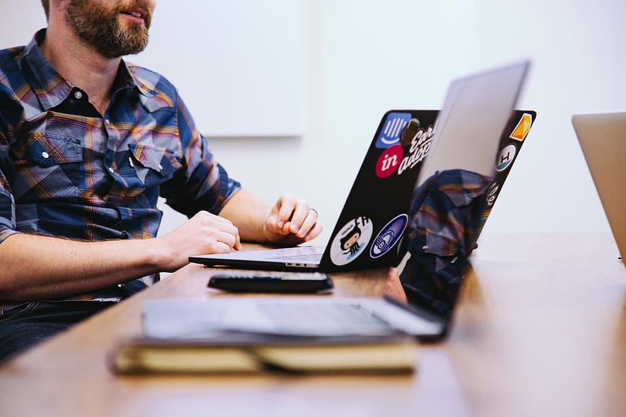 Mann, Sitzung, Vorderseite, Laptop, Stuhl, Tabelle, gegenüber, Laptop-Computer, Schreibtisch, Arbeiten, Computers, Computer, Technologie, Erwachsene, Männer, eine Person, kabellose Technologie, drinnen, Kommunikation, Verbindung, Geschäft, digitale Tablette, Möbel, Legere Kleidung, Hemd, mit laptop, 5K