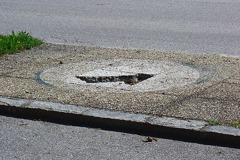 silnice, struktura, architektura, ulice, asfalt, nikdo, vysoký úhel pohledu, den, přeprava, sdělení, symbol, podepsat, venku, Příroda, slunečního světla, text, město, dopravní značení, označení, dopravní značka, západní skript, tvořivost, 2K, CC0, veřejná doména, bez autorských práv