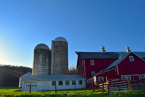 Scheune, Silo, Sonnenuntergang, Schatten, Licht, Himmel, Feld, Bauernhof, ländlich, Landwirtschaft, Landschaft, Land, Korn, Sonnenaufgang, Natur, Ernte, Haus, Blau, Gras, die Architektur, draußen, Gebäudehülle, gebaute Struktur, keine Leute, klarer Himmel, Gebäude, Tag, Pflanze, Industrie, Fabrik, Turm, kopieren sie platz, 4K, CC0, gemeinfrei, lizenzfrei