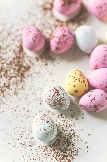 ovos de codorna de cores sortidas, lote de ovos de decoração variados, ovos, cacau em pó, Páscoa, Rosa, amarelo, Comida, comida e bebida, cor rosa, frescura, ainda vida, fechar-se, dentro de casa, ninguém, comida doce, visão de alto ângulo, tentação, bem-estar, Alimentação saudável, doce, indulgência, foco seletivo, grande grupo de objetos, escolha, ovo, biscoito, lichia, 4K, CC0, domínio público, royalty free