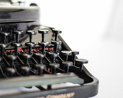 selectief, focus fotografie, schrijfmachine toetsen, detailopname, fotografie, schrijfmachine, sleutel, knop, type, wijnoogst, technologie, retro gestileerd, geen mensen, binnenshuis, selectieve aandacht, communicatie, antiek, tekst, tafel, brief, uitrusting, oud, stilleven, witte achtergrond, verouderd, verbinding, document, 4K, CC0, publiek domein, royaltyvrij