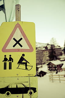 Bemærk, skjold, forbyde, auto, fodgænger, glide, vej, Gade skilt, vejskilt, trafik skilt, warnschild, tegn, pil, vejviser, trekant form, fare, sikkerhed, advarselsskilt, gul, udendørs, skilt, meddelelse, fokus på forgrunden, himmel, vejledning, repræsentation, ingen mennesker, dag, skyfri himmel, menneskelig repræsentation, symbol, tæt på, transportmidler, natur, Information, vej advarsel tegn, 4K, CC0, offentligt domæne, royaltyfrie