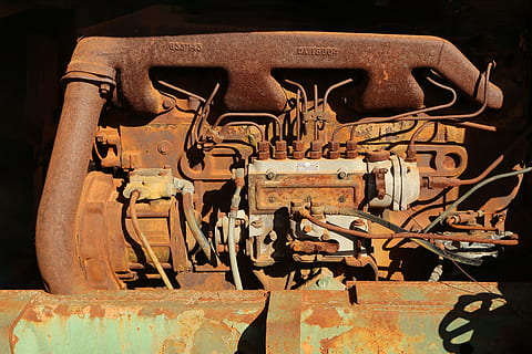 rusted, brun, bilmotor, rusten, gammel, motor, mekanisk, aldrende, metall, ingen folk, nærbilde, teknologi, innendørs, forlatt, forbindelse, maskineri, dag, transportmiddel, skadet, maskindel, utstyr, foreldet, sollys, land kjøretøy, reise, 5K, CC0, offentlig domene, opphavsrett gratis
