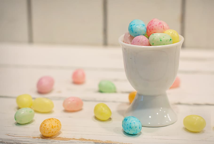 caramels d'ou, envoltat, al costat, ceràmica, copa de peu, groc, blau, verd, caramels, blanc, fusta, superfície, Pasqua, pastels, ous, ous de caramel, festa, menjar, festiu, celebració, tradicional, tradició, estacional, dolços, tassa d'ou, menjar i beguda, a l'interior, multicolor, ou de Pasqua, ou, menjar dolç, dolç, indulgència, taula, frescor, natura morta, temptació, cap gent, primer pla, 2K