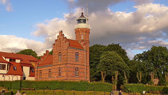 Polen, Ustka, fyrtårn, skyer, himmel, sky - himmel, arkitektur, bygning udvendig, bygget struktur, dag, bygning, træ, tårn, plante, historie, fortiden, rejsemål, natur, rød, klokke tårn, rejse, udendørs, ingen mennesker, turisme, 5K, CC0, offentligt domæne, royaltyfrie
