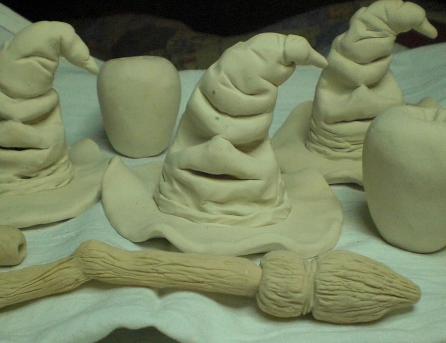 cappello di smistamento, Natale, Harry Potter, cappello, vacanza, stagione, decorativo, decorazione, ornamento, in casa, statua, nessuno, scultura, avvicinamento, giorno, arte e artigianato, creatività, natura morta, mestiere, rappresentazione, vista dall'alto, rappresentazione umana, Museo, grande gruppo di oggetti, somiglianza maschile, tavolo, tessile, cultura artistica e intrattenimento, preparativi, 1080P