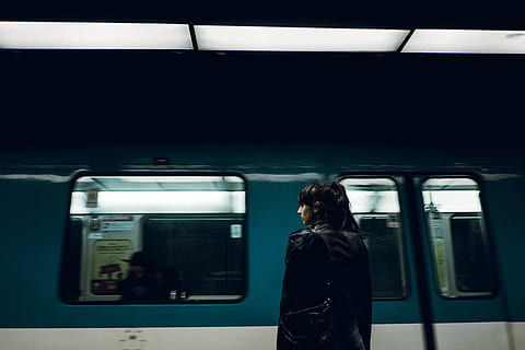 kvinde, stående, lukket, togdør, sort, frakke, tog, venter, mennesker, transportmidler, rejse, transportform, metrostation, pendler, folk rejser, offentlig transport, byliv, metrostationen, urban scene, passager, herrer, tog - køretøj, jernbanestation platform, jernbanestation, rigtige mennesker, jernbanetransport, en person, livsstil, bagfra, indendørs, tre kvart længde, voksen, ung voksen, Kvinder, arkitektur, frisure, 4K, CC0, offentligt domæne, royaltyfrie