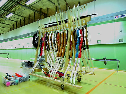 boogschieten, strings, rek, opknoping, binnenshuis, geen mensen, grote groep objecten, muur - bouwfunctie, zij aan zij, sport, keuze, afwezigheid, kleding, in een rij, architectuur, variatie, hygiëne, uitrusting, dag, levensstijlen, groep, 2K, CC0, publiek domein, royaltyvrij