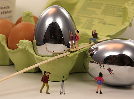 Miniaturfiguren, gebraten, Ei, lustig, Spaß, Spiegelbild, Fotograf, Modell-, Glanz, Menschen, drinnen, Figur, Gruppe von Leuten, die Architektur, menschliche Darstellung, Nahansicht, männliche Ähnlichkeit, Männer, Darstellung, Sport, Mode, zufällige Menschen, Tag, die Vergangenheit, Geschichte, Kleidung, Helm, 4K, CC0, gemeinfrei, lizenzfrei