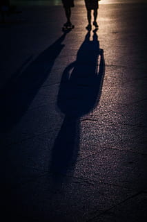 Due, persone, a piedi, ombre, strada, persona, all'aperto, mostrando, ombra, sezione bassa, città, silhouette, persone reali, luce del sole, persona irriconoscibile, natura, gamba umana, stili di vita, parte del corpo, parte del corpo umano, concentrarsi sull'ombra, mezzi di trasporto, sentiero, lunga ombra - ombra, arto umano, 4K, CC0, dominio pubblico, privo di copyright