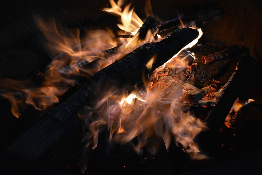 pivo, ohně, silnic, fotografie, táborák, noc, hořící, oheň, plamen, oranžový, dřevo, požár - přírodní jev, teplota - teplota, pohyb, dřevo - materiál, log, palivové dříví, rozmazaný pohyb, Příroda, nikdo, gril, grilování, kempování, venku, 5K