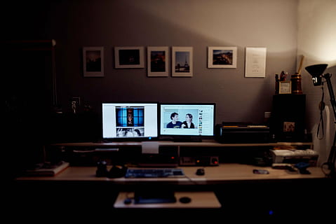 des ordinateurs, à l'intérieur, lampe, Bureau, pièce, écran, studio, table, La technologie, ordinateur, moniteur d'ordinateur, équipement informatique, meubles, foncé, personne, absence, matériel d'éclairage, illuminé, lampe électrique, lien, ordinateur de bureau, contrôle, la communication, la musique, éducation, bureau à domicile, 1080P, CC0, domaine public, libre de droits