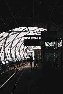 person venter tog, to, mennesker, stående, togstation, platform, struktur, togspor, jernbane, silhoutte, person, ser ned, arkitektur, gadefotografering, mørk, by-, metro, transportmidler, venter, moderne, jorikkleen, marckleen, unsplash, jernbanetransport, jernbanestation platform, jernbanestation, rigtige mennesker, offentlig transport, spore, en person, fuld længde, jernbanespor, rejse, transportform, indendørs, livsstil, bygget struktur, gå, tog, station, loft, ankomst, 2K, CC0, offentligt domæne, royaltyfrie