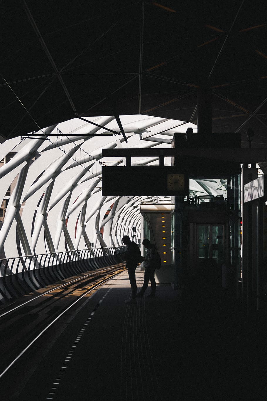 person venter tog, to, mennesker, stående, togstation, platform, struktur, togspor, jernbane, silhoutte, person, ser ned, arkitektur, gadefotografering, mørk, by-, metro, transportmidler, venter, moderne, jorikkleen, marckleen, unsplash, jernbanetransport, jernbanestation platform, jernbanestation, rigtige mennesker, offentlig transport, spore, en person, fuld længde, jernbanespor, rejse, transportform, indendørs, livsstil, bygget struktur, gå, tog, station, loft, ankomst, 2K