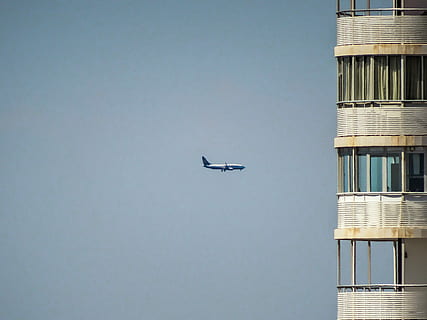 avió, edifici, finestres, viatjar, cel, ciutat, avions, govern, dia, a l'aire lliure, cap gent, exterior de l'edifici, aigua, vehicle aeri, volant, arquitectura, manera de transport, transport, còpia espai, estructura construïda, naturalesa, cel clar, vista d’angle baix, a l'aire, exterior d’edifici d’oficines, gratacels, 5K, CC0, domini públic, lliure de regalies