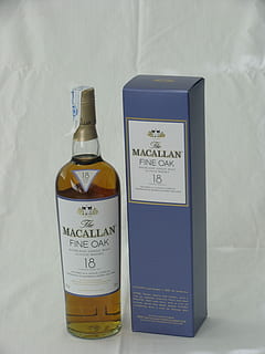 wisky, scottish, præmie, meddelelse, tekst, beholder, indendørs, flaske, vestlige script, sundhedspleje og medicin, etiket, ingen mennesker, murbygningsfunktion, medicin, stilleben, tæt på, valg, variation, teknologi, bord, videnskab, kemi, ikke-vestlige script, besked, 2K, CC0, offentligt domæne, royaltyfrie