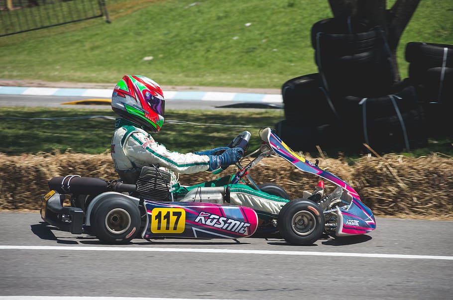 muž, závody, oblek, helma, jezdectví, jít, kart, obvod, řídit, Řidič, motor, rychle, go kart, stroj, závod, závodník, Rychlost, sport, sportovní, pneumatika, dráha, vozidlo, kolo, kola, přeprava, způsob dopravy, den, hračka, Příroda, tráva, savec, venku, skutečných lidí, jedna osoba, slunečního světla, pozemního vozidla, volnočasové aktivity, boční pohled, silnice, rostlina, 4K