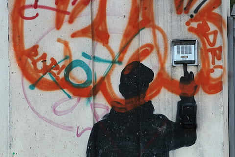 awiofon, graffiti, pierścień, sinhouette, rysunek, Ściana, wejście, drzwi, zbudowana struktura, architektura, na zewnątrz budynku, na dworze, dzień, funkcja budowy ścian, prawdziwi ludzie, porozumiewanie się, Sztuka uliczna, sztuki i rzemiosła, kreatywność, jedna osoba, technologia, Miasto, osoba nie do poznania, mężczyźni, ulica, fresk, 5K, CC0, domena publiczna, darmowe zdjęcia