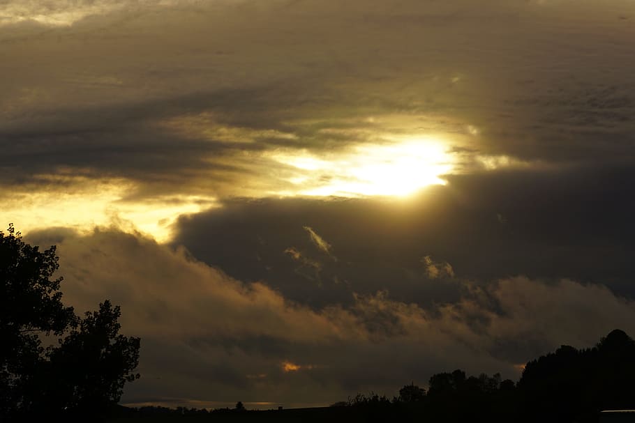 solnedgang, skyformationer, natur, aften time, himmel, sky - himmel, skønhed i naturen, træ, scenics - natur, rolig scene, ro, silhuet, plante, idyllisk, solstråle, ingen mennesker, sollys, lav vinkel visning, sol, orange farve, udendørs, dramatisk himmel, lyse, streaming, 4K