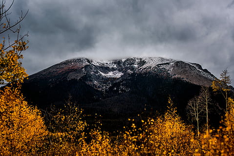 nube, coperto, Marrone, vista delle montagne, campo, giallo, piante a foglia, giorno, albero, catena montuosa, nubi stratocumulo, montagna, autunno, nuvoloso, la neve, all'aperto, roccia, tempesta, rosso, arancia, nazionale, formazione geologica, cielo, scenics - natura, pianta, nuvola - cielo, bellezza nella natura, natura, ambiente, paesaggio, nessuno, terra, scena non urbana, foresta, scena tranquilla, la tranquillità, montagna innevata, picco di montagna, potere in natura, albero di conifere, 5K, CC0, dominio pubblico, privo di copyright