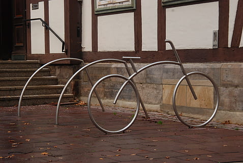 fietsenrek, modern, fiets, rek, geen mensen, venster, dag, architectuur, buitenshuis, ingebouwde structuur, buitenkant van het gebouw, metaal, stenen muur, steen, muur, vervoer, gebouw, muur - bouwfunctie, hout - materiaal, bruin, voetpad, traliewerk, 4K, CC0, publiek domein, royaltyvrij