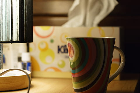 tassa, te, cafè, taula, beure, begudes, calenta, tassa de te, esmorzar, a l'interior, menjar i beguda, refresc, primer pla, centrar-se en primer pla, cap gent, natura morta, tassa de cafè, multicolor, material de fusta, enfocament selectiu, te - beguda calenta, beguda calenta, vidre - material, vaixella, 5K, CC0, domini públic, lliure de regalies