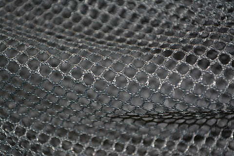 graues Netz, Netz, Muster, Sport, Textur, Design, Gitter, Mesh, Stoff, Metall, Jahrgang, Industrie, dekorativ, geometrisch, Netzwerk, Verbindung, Vollbild, Nahansicht, Hintergründe, keine Leute, texturiert, Wiederholung, Stillleben, drinnen, Tag, Natur, High Angle View, natürliches Muster, fallen, Essen und Trinken, Fokus auf den Vordergrund, Wasser, 5K, CC0, gemeinfrei, lizenzfrei