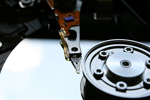 makrofotografering, sylindrisk, verktøy, hdd, harddisk, disk, datalager, datamaskin, makro, maskinvare, skrivehoder, pekepenn, datailaufnahme, hukommelse, indre arbeid, komponent, databehandling, sata, nærbilde, metall, teknologi, maskineri, innendørs, ingen folk, maskindel, utstyr, transport, transportmiddel, industri, hjul, motor, skinnende, elektronikkindustrien, motorkjøretøy, høy vinkel visning, bil, 4K, CC0, offentlig domene, opphavsrett gratis