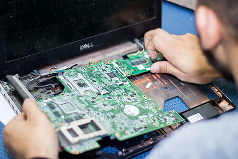 osoba, kładzenie, Zielony, płytka drukowana laptopa, elektronika, naprawa, pomoc techniczna, notatnik, płyta główna, informatyka techniczna, ludzka ręka, technologia, dłoń, jedna osoba, dorosły, selektywne skupienie, część ludzkiego ciała, płytka drukowana, wewnątrz, połączenie, zawód, zbliżenie, przemysł, mężczyźni, biznes, branża elektroniczna, dojrzały dorosły, trzymać, złożoność, nad widokiem na ramię, 5K, CC0, domena publiczna, darmowe zdjęcia
