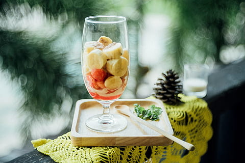 clar, copa de tija curta, marró, fusta, plat, selectiu, focalitzar la fotografia, amanida de fruita, servit, copa de vi de coll curt, menjar saludable, menjar, copa, beure, vi, alcohol, taula, fruita, Copa de vi, a l'aire lliure, estiu, menjar i beguda, raïm, material de fusta, gourmet, vidre - material, frescor, naturalesa, cap gent, dia, menjar dolç, primer pla, arbre, alimentació saludable, vidre, refresc, transparent, centrar-se en primer pla, benestar, equipament per a la llar, llest per menjar, planta, berenar, temptació, 4K, CC0, domini públic, lliure de regalies