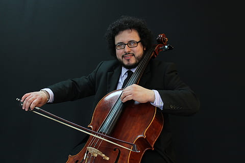violino, maestro, nero, musica, cultura artistica e intrattenimento, una persona, musicista, prestazione, occhiali, artista, strumento musicale, girato in studio, strumento a corda, bicchieri, adulto, in casa, vista frontale, detenzione, vestito formale, sfondo nero, abilità, violoncello, ritratto, arco - materiale musicale, violoncellista, uomini maturi, 4K, CC0, dominio pubblico, privo di copyright