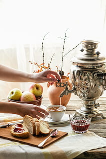 persona, celebració, gris, samovar, urn de te, esmorzar, taula, te, un sandvitx, al matí, llum solar, menjar, nutrició, placa, natura morta, dacha, casa, mans, dinar, a l'interior, menjar i beguda, tetera, cap gent, alimentació saludable, dia, primer pla, frescor, fruita, contenidor, benestar, fruita de poma, estri de cuina, bol, tassa, equipament per a la llar, beure, material de fusta, centrar-se en primer pla, tassa de te, vaixella, safata, 1080P, CC0, domini públic, lliure de regalies
