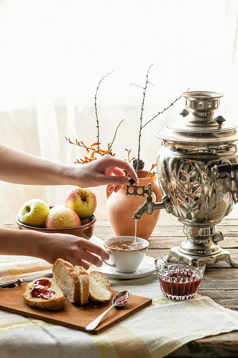 persona, celebració, gris, samovar, urn de te, esmorzar, taula, te, un sandvitx, al matí, llum solar, menjar, nutrició, placa, natura morta, dacha, casa, mans, dinar, a l'interior, menjar i beguda, tetera, cap gent, alimentació saludable, dia, primer pla, frescor, fruita, contenidor, benestar, fruita de poma, estri de cuina, bol, tassa, equipament per a la llar, beure, material de fusta, centrar-se en primer pla, tassa de te, vaixella, safata, 1080P