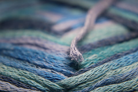 llana, fil, bucle, pasatemps, bändchengarn, gris, blau, verd, tancar, estructura, Teixir, crochet, mà d'obra, tèxtil, artesania, material, primer pla, fibra, cotó, cosir, teixit, macro, patró, roba, aficions, fons, cadena, indústria, textura, article de costura, cap gent, a l'interior, neteja, enfocament selectiu, color verd, natura morta, marc complet, dia, material de fusta, naturalesa, primer pla extrem, gran grup d'objectes, menjar i beguda, menjar, 5K, CC0, domini públic, lliure de regalies