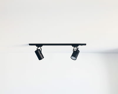 llum de la vanitat negra, negre, rastrejar la llum, blanc, fons, llum, pista, il·luminació, mínim, dos, parell, projector de pista, disseny d'interiors, còpia espai, cap gent, senzillesa, tecnologia, sol objecte, seguretat, a l'interior, comunicació, vista d’angle baix, vigilància, càmera de seguretat, protecció, naturalesa, signe, tir de l'estudi, dia, penjant, equips d’il·luminació, 2K, CC0, domini públic, lliure de regalies