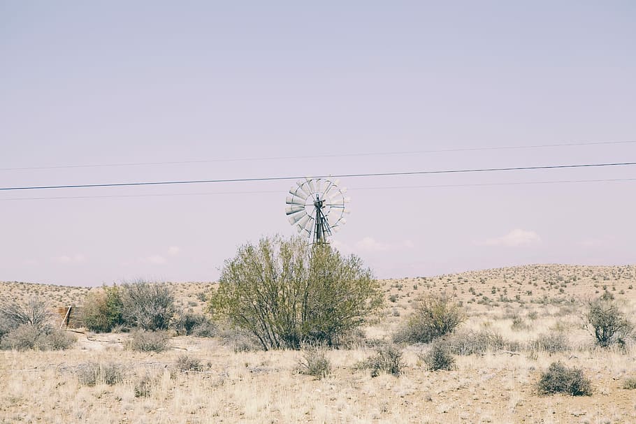 molí de karoo, gris, aerogenerador, arbres, desert, molí de vent, cel, herba, arbre, pedres, roques, paisatge, calenta, cel gran, sec, Àfrica, karoo, medi ambient, cable, escenics - natura, planta, naturalesa, terra, dia, cap gent, cel clar, electricitat, tranquil·litat, clima àrid, escena tranquil·la, remot, còpia espai, bellesa a la natura, clima, a l'aire lliure, semiàrid, prada, Font d'alimentació, 5K