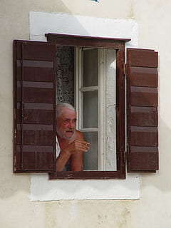 hombre, antiguo, cara, mayor, persona, masculino, humano, ventana, gente, una persona, retrato, arquitectura, gente real, puerta, Entrada, estructura construida, machos, pared - característica de la construcción, mirando a la cámara, exterior del edificio, día, edificio, actividad de ocio, vista frontal, estilos de vida, casa, al aire libre, 2K, CC0, dominio público, libre de derechos