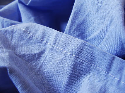 tessuto, filo, modello, tessile, stoffa, struttura, cotone, cucire, mestiere, sarto, macro, punto, sarta, fibra, Materiale, capi di abbigliamento, blu, avvicinamento, in casa, abbigliamento casual, persone, moda, tasca, fotogramma intero, denim, jeans, primo piano estremo, sfondi, Sezione centrale, girato in studio, ben vestito, attività commerciale, indumento, 2K, CC0, dominio pubblico, privo di copyright