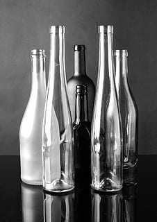 gråtonebillede, flere, briller, glas, flasken, sammensætning, studie, en flaske, stilleben, Foto, lys, sort, baggrund, mørk, flasker, hvid, flaske, beholder, glas - materiale, indendørs, gennemsigtig, ingen mennesker, bord, tæt på, forfriskning, mad og drikke, tom, drikke, gruppe af objekter, studio skud, afspejling, alkohol, valg, skrøbelighed, 2K, CC0, offentligt domæne, royaltyfrie
