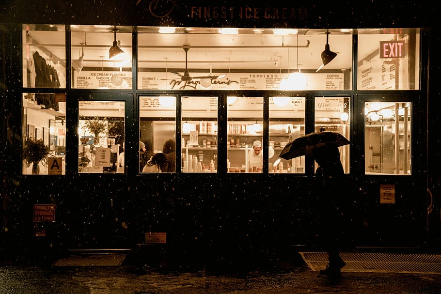 Person, Stehen, Vorderseite, Restaurant, Frau, halten, Regenschirm, Vorbeigehen, Bürgersteig, Fenster, Licht, Abend, Regen, Silhouette, Glas, durchsuchen, Winter, Nacht-, Straße, städtisch, Urlaub, Schneesturm, Strassenfotografie, Geschäft, Stadt, Wintersturm, New York, echte Menschen, beleuchtet, gebaute Struktur, eine Person, Gebäudehülle, die Architektur, Männer, in voller Länge, transparent, Glas - Material, Lebensstile, Freizeitbeschäftigung, draußen, warten, 8K