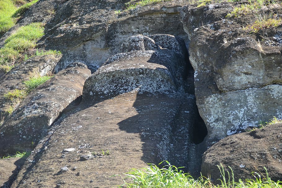 rapa, nui, illa de Pasqua, moai, naturalesa, rock - object, muntanya, a l'aire lliure, paisatge, rock, sòlid, dia, cap gent, formació de roca, llum solar, bellesa a la natura, terra, aigua, planta, textura, geologia, tranquil·litat, vista d’angle alt, escena no urbana, escenics - natura, que flueix, aigua que flueix, poder a la natura, erosionat, 4K