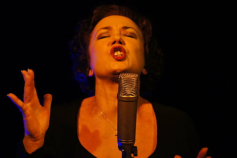 femme, portant, noir, encolure dégagée, Haut, en chantant, de face, microphone à condensateur, chanter, chanteur, microphone, la musique, musicien, scène - espace de performance, interprète, performance, événement des arts de la scène, concert de musique populaire, du son, fond noir, prise de vue en studio, partie du corps humain, une personne, photo du visage, portrait, à l'intérieur, yeux fermés, adulte, vue de face, partie du corps, couleur orange, bouche humaine, bouche, émotion, fâché, main humaine, en criant, jeune adulte, bouche ouverte, visage humain, doigt, 2K, CC0, domaine public, libre de droits
