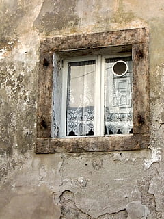 finestra, vecchio, vecchia finestra, facciata, storicamente, intemperie, legna, bicchiere, rottura, costruzione, finestre di legno, città vecchia, serramenti, architettura, struttura costruita, esterno dell'edificio, nessuno, giorno, abbandonato, caratteristica della parete, Inquadratura dal basso, Casa, danneggiato, parete, all'aperto, corri giù, vetro - materiale, cattiva condizione, quartiere residenziale, deterioramento, telaio della finestra, 4K, CC0, dominio pubblico, privo di copyright