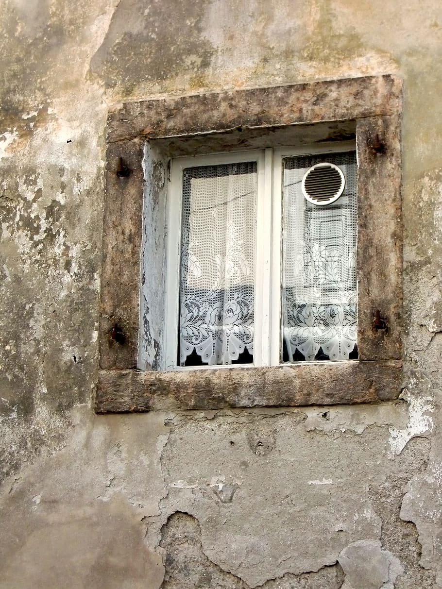 finestra, vecchio, vecchia finestra, facciata, storicamente, intemperie, legna, bicchiere, rottura, costruzione, finestre di legno, città vecchia, serramenti, architettura, struttura costruita, esterno dell'edificio, nessuno, giorno, abbandonato, caratteristica della parete, Inquadratura dal basso, Casa, danneggiato, parete, all'aperto, corri giù, vetro - materiale, cattiva condizione, quartiere residenziale, deterioramento, telaio della finestra, 4K
