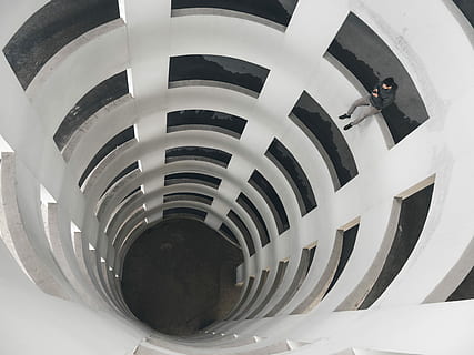 hombre, sentado, borde, edificio, frente a, arquitectura, estructura, torre, estructura construida, modelo, nadie, escalones y escaleras, escalera, espiral, adentro, barandilla, día, vehículo terrestre, moderno, vista de alto ángulo, el color blanco, forma geometrica, de cerca, diseño, forma, transporte, rueda, 4K, CC0, dominio público, libre de derechos