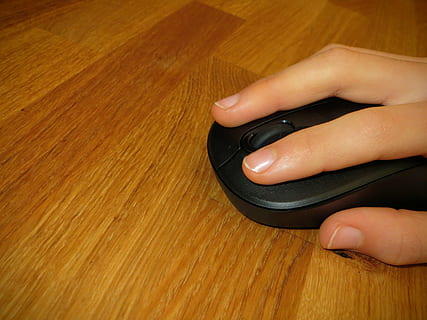 topo, computer, ufficio, attrezzatura, tecnologia, pc, lavoro, digitale, parte del corpo umano, mano umana, mano, parte del corpo, una persona, dito, dito umano, comunicazione, mouse del computer, in casa, donne, tecnologia wireless, legno - materiale, connessione, adulto, Business aziendale, chiodo, legna, premi il bottone, venatura del legno, 4K, CC0, dominio pubblico, privo di copyright