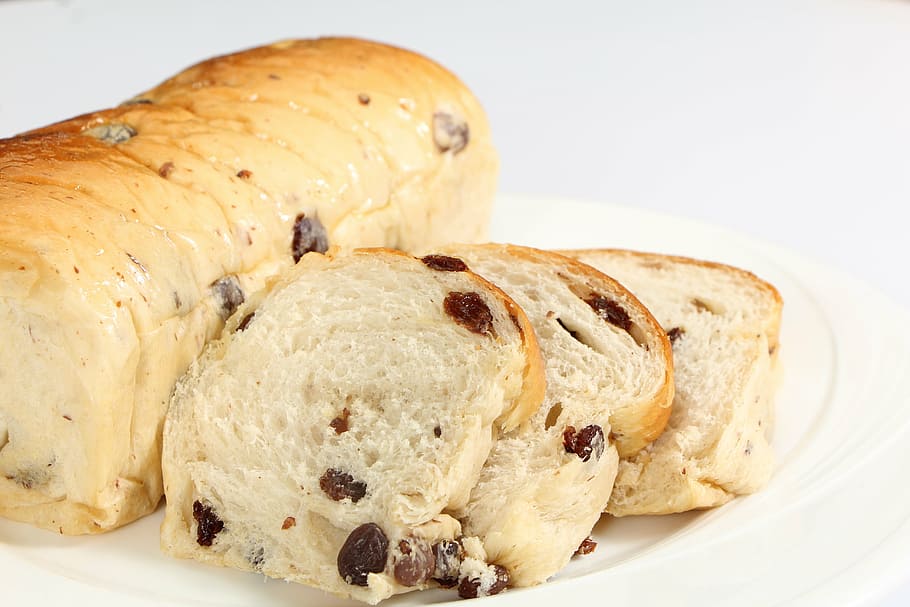 brød, rosinbrød, rosin, bageri, mad og drikke, mad, hvid baggrund, ingen mennesker, studio skud, tæt på, friskhed, brød brød, stilleben, bagt, sødt mad, indendørs, overbærenhed, klar til at spise, tørret frugt, plade, tørret mad, sund kost, velvære, fristelse, snack, 5K