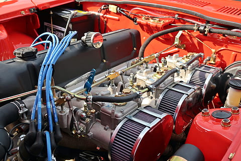 motor, Datsun, nissan, oldtimer, rød, karburator, sportsvogn, krom, strøm, japan teknologi, klassisk, transportmidler, transportform, motor køretøj, bil, teknologi, land køretøj, industri, metal, maskineri, bilindustrien, indendørs, ingen mennesker, rør - rør, udstyr, vintage bil, maskindel, fabrik, dag, produktionslinie, 2K, CC0, offentligt domæne, royaltyfrie